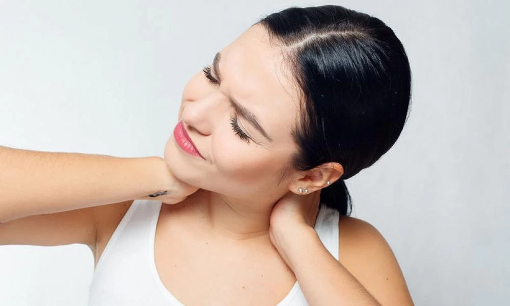 Πιασμένος αυχένας: Οι κινήσεις που θα σας απαλύνουν τον πόνο